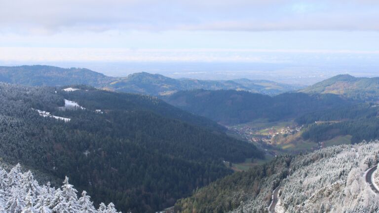 Dieses Bild zeigt eine Webcam-Aufnahme vom Achertal, aufgenommen am Donnerstag, den 27.11.2025 um 11:20 Uhr. Die Temperatur betrug -0.8°C.