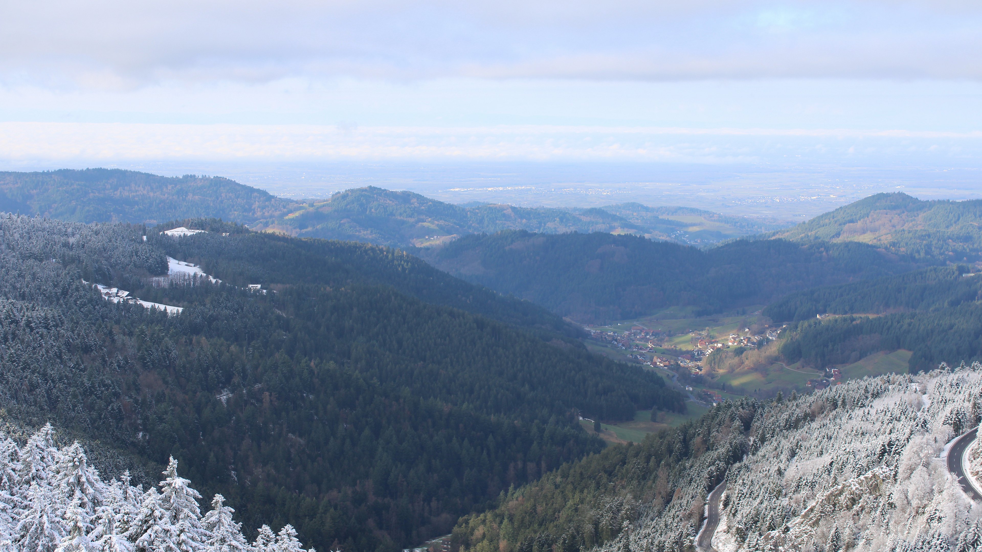 Dieses Bild zeigt eine Webcam-Aufnahme vom Achertal, aufgenommen am Donnerstag, den 27.11.2025 um 11:20 Uhr. Die Temperatur betrug -0.8°C.