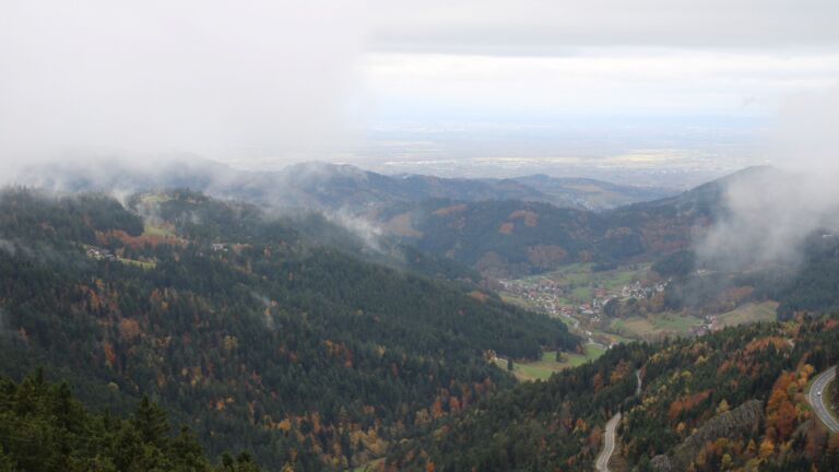 Dieses Bild zeigt eine Webcam-Aufnahme vom Achertal, aufgenommen am Sonntag, den 26.10.2025 um 10:00 Uhr. Die Temperatur betrug 0.2°C.