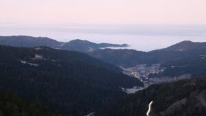 Dieses Bild zeigt eine Webcam-Aufnahme vom Achertal, aufgenommen am Sonntag, den 28.12.2025 um 07:40 Uhr. Die Temperatur betrug 2°C.