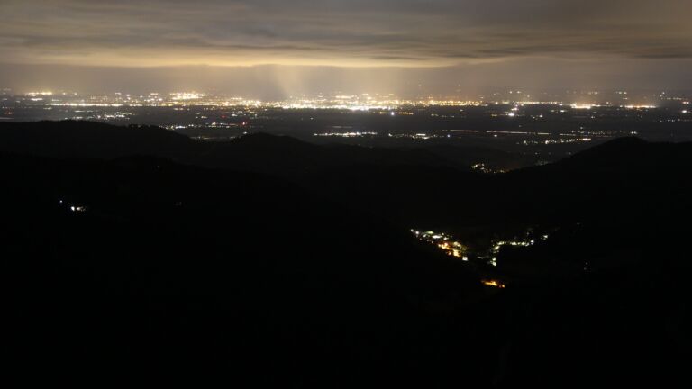 Dieses Bild zeigt eine Webcam-Aufnahme vom Achertal, aufgenommen am Freitag, den 12.09.2025 um 01:30 Uhr. Die Temperatur betrug 10.4°C.