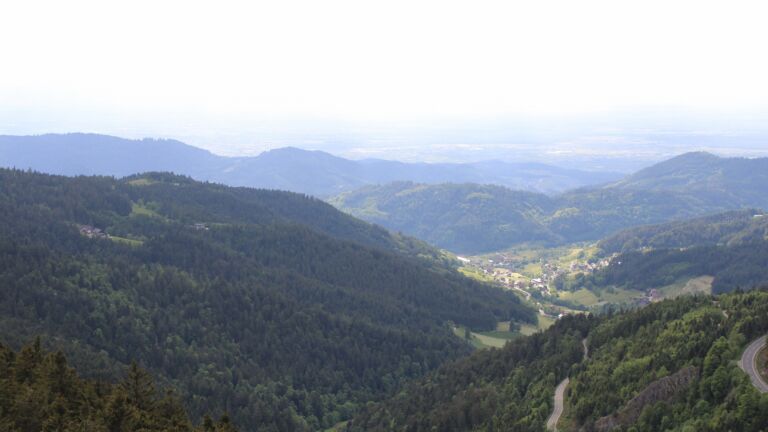Dieses Bild zeigt eine Webcam-Aufnahme vom Achertal, aufgenommen am Freitag, den 16.05.2025 um 17:50 Uhr. Die Temperatur betrug 10.7°C.