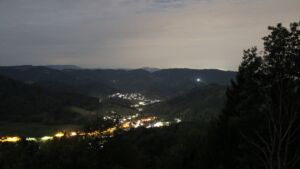 Dieses Bild zeigt eine Webcam-Aufnahme vom Achertal, aufgenommen am Donnerstag, den 01.10.2026 um 00:00 Uhr. Die Temperatur betrug 21.2°C.