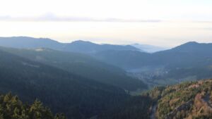 Dieses Bild zeigt eine Webcam-Aufnahme vom Achertal, aufgenommen am Donnerstag, den 04.12.2025 um 15:30 Uhr. Die Temperatur betrug 2.6°C.