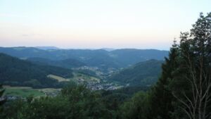 Dieses Bild zeigt eine Webcam-Aufnahme vom Achertal, aufgenommen am Sonntag, den 28.06.2026 um 05:50 Uhr. Die Temperatur betrug 27.4°C.