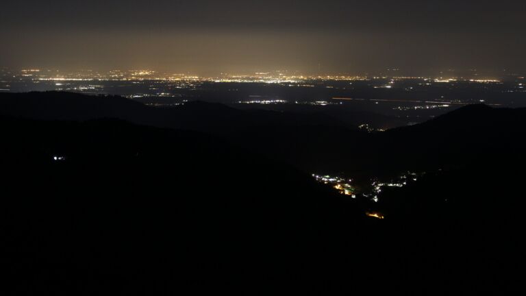 Dieses Bild zeigt eine Webcam-Aufnahme vom Achertal, aufgenommen am Dienstag, den 24.03.2026 um 03:30 Uhr. Die Temperatur betrug 5.8°C.
