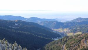 Dieses Bild zeigt eine Webcam-Aufnahme vom Achertal, aufgenommen am Montag, den 01.12.2025 um 14:00 Uhr. Die Temperatur betrug 1.8°C.