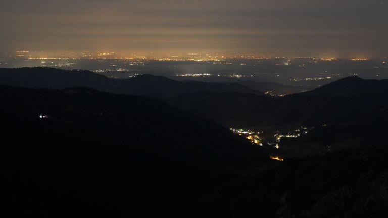Dieses Bild zeigt eine Webcam-Aufnahme vom Achertal, aufgenommen am Sonntag, den 08.03.2026 um 03:00 Uhr. Die Temperatur betrug 9.3°C.