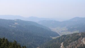 Dieses Bild zeigt eine Webcam-Aufnahme vom Achertal, aufgenommen am Sonntag, den 08.03.2026 um 13:00 Uhr. Die Temperatur betrug 13.3°C.