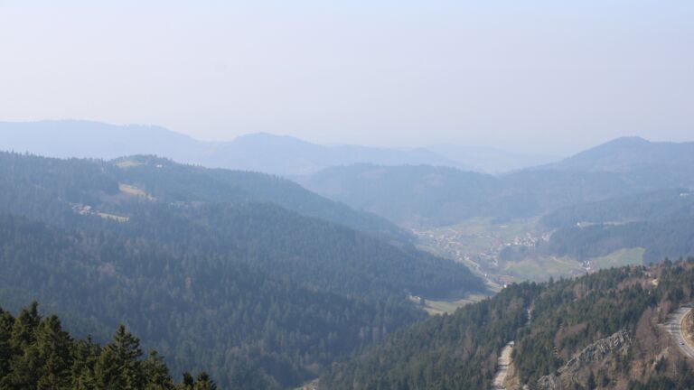 Dieses Bild zeigt eine Webcam-Aufnahme vom Achertal, aufgenommen am Sonntag, den 08.03.2026 um 13:00 Uhr. Die Temperatur betrug 13.3°C.