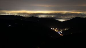 Dieses Bild zeigt eine Webcam-Aufnahme vom Achertal, aufgenommen am Donnerstag, den 05.02.2026 um 19:30 Uhr. Die Temperatur betrug 2.1°C.