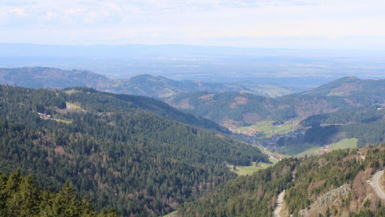 Dieses Bild zeigt eine Webcam-Aufnahme vom Achertal, aufgenommen am Sonntag, den 05.04.2026 um 12:30 Uhr. Die Temperatur betrug 13.1°C.