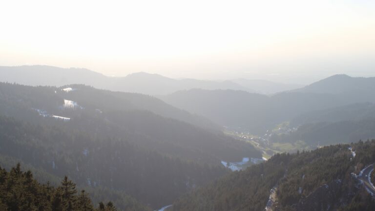 Dieses Bild zeigt eine Webcam-Aufnahme vom Achertal, aufgenommen am Donnerstag, den 02.04.2026 um 19:00 Uhr. Die Temperatur betrug 6.2°C.