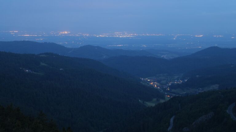Dieses Bild zeigt eine Webcam-Aufnahme vom Achertal, aufgenommen am Freitag, den 23.05.2025 um 04:50 Uhr. Die Temperatur betrug 3.6°C.