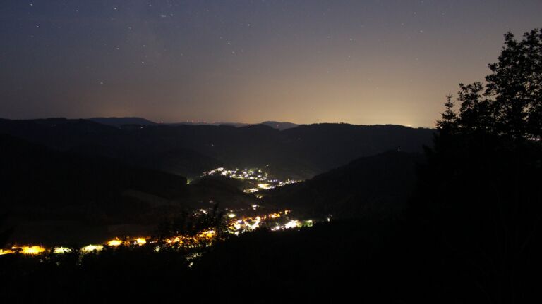 Dieses Bild zeigt eine Webcam-Aufnahme vom Achertal, aufgenommen am Montag, den 22.06.2026 um 03:30 Uhr. Die Temperatur betrug 25°C.