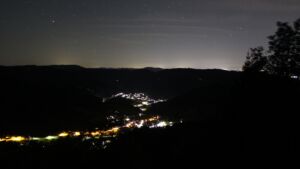Dieses Bild zeigt eine Webcam-Aufnahme vom Achertal, aufgenommen am Dienstag, den 13.10.2026 um 00:30 Uhr. Die Temperatur betrug 10.8°C.