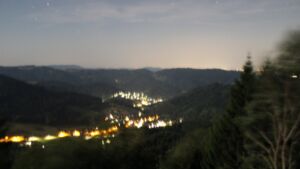 Dieses Bild zeigt eine Webcam-Aufnahme vom Achertal, aufgenommen am Montag, den 03.08.2026 um 01:00 Uhr. Die Temperatur betrug 24.5°C.