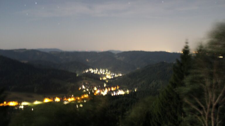 Dieses Bild zeigt eine Webcam-Aufnahme vom Achertal, aufgenommen am Montag, den 03.08.2026 um 01:00 Uhr. Die Temperatur betrug 24.5°C.