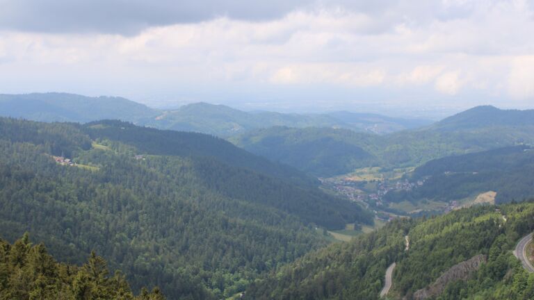 Dieses Bild zeigt eine Webcam-Aufnahme vom Achertal, aufgenommen am Mittwoch, den 21.05.2025 um 12:40 Uhr. Die Temperatur betrug 13.4°C.