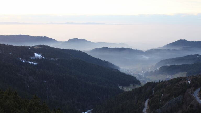 Dieses Bild zeigt eine Webcam-Aufnahme vom Achertal, aufgenommen am Samstag, den 17.01.2026 um 17:00 Uhr. Die Temperatur betrug 5.8°C.