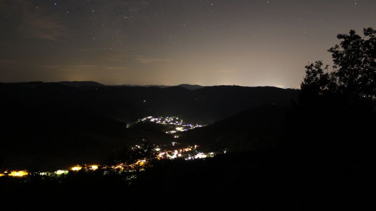 Dieses Bild zeigt eine Webcam-Aufnahme vom Achertal, aufgenommen am Montag, den 10.08.2026 um 00:30 Uhr. Die Temperatur betrug 23.2°C.