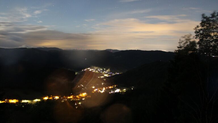 Dieses Bild zeigt eine Webcam-Aufnahme vom Achertal, aufgenommen am Mittwoch, den 03.06.2026 um 01:30 Uhr. Die Temperatur betrug 10.2°C.