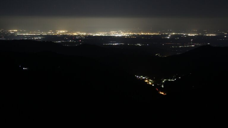 Dieses Bild zeigt eine Webcam-Aufnahme vom Achertal, aufgenommen am Donnerstag, den 02.10.2025 um 02:00 Uhr. Die Temperatur betrug 2.8°C.
