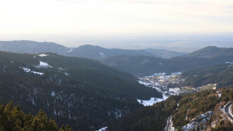 Dieses Bild zeigt eine Webcam-Aufnahme vom Achertal, aufgenommen am Dienstag, den 13.01.2026 um 16:00 Uhr. Die Temperatur betrug 7.1°C.