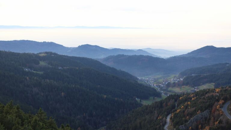 Dieses Bild zeigt eine Webcam-Aufnahme vom Achertal, aufgenommen am Donnerstag, den 06.11.2025 um 16:00 Uhr. Die Temperatur betrug 12.9°C.