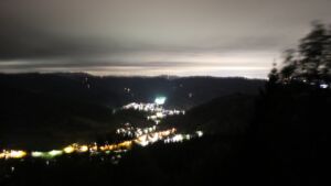 Dieses Bild zeigt eine Webcam-Aufnahme vom Achertal, aufgenommen am Freitag, den 09.10.2026 um 21:00 Uhr. Die Temperatur betrug 7.6°C.