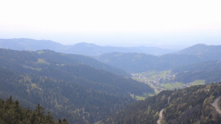 Dieses Bild zeigt eine Webcam-Aufnahme vom Achertal, aufgenommen am Samstag, den 18.04.2026 um 17:40 Uhr. Die Temperatur betrug 14.3°C.