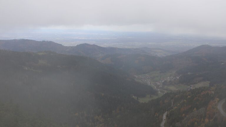 Dieses Bild zeigt eine Webcam-Aufnahme vom Achertal, aufgenommen am Dienstag, den 28.10.2025 um 12:20 Uhr. Die Temperatur betrug 5.2°C.