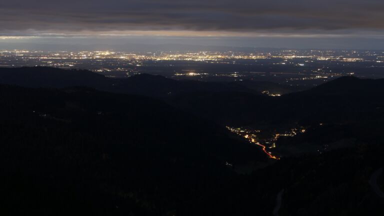 Dieses Bild zeigt eine Webcam-Aufnahme vom Achertal, aufgenommen am Montag, den 03.11.2025 um 17:50 Uhr. Die Temperatur betrug 5°C.