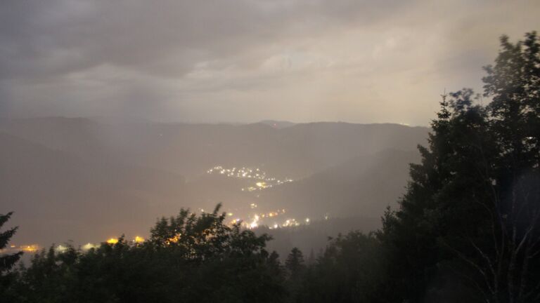 Dieses Bild zeigt eine Webcam-Aufnahme vom Achertal, aufgenommen am Mittwoch, den 01.07.2026 um 00:30 Uhr. Die Temperatur betrug 18.5°C.