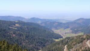 Dieses Bild zeigt eine Webcam-Aufnahme vom Achertal, aufgenommen am Dienstag, den 07.04.2026 um 13:30 Uhr. Die Temperatur betrug 14.4°C.