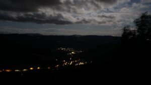 Dieses Bild zeigt eine Webcam-Aufnahme vom Achertal, aufgenommen am Sonntag, den 30.08.2026 um 05:30 Uhr. Die Temperatur betrug 16°C.