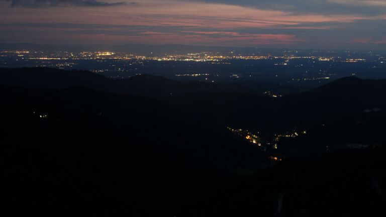 Dieses Bild zeigt eine Webcam-Aufnahme vom Achertal, aufgenommen am Montag, den 14.07.2025 um 22:30 Uhr. Die Temperatur betrug 15.6°C.