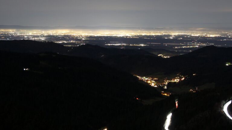 Dieses Bild zeigt eine Webcam-Aufnahme vom Achertal, aufgenommen am Samstag, den 29.11.2025 um 18:30 Uhr. Die Temperatur betrug 6.5°C.