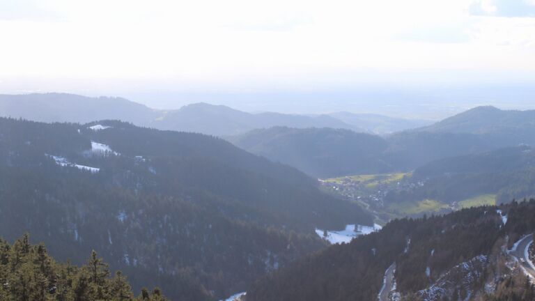 Dieses Bild zeigt eine Webcam-Aufnahme vom Achertal, aufgenommen am Mittwoch, den 01.04.2026 um 18:00 Uhr. Die Temperatur betrug 2.6°C.