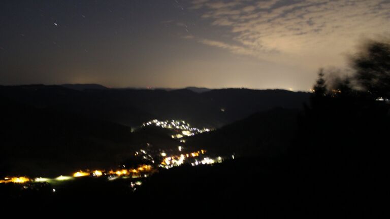Dieses Bild zeigt eine Webcam-Aufnahme vom Achertal, aufgenommen am Dienstag, den 11.08.2026 um 04:30 Uhr. Die Temperatur betrug 20.1°C.