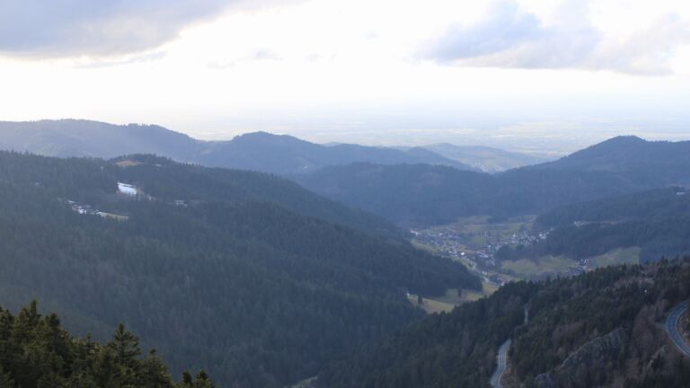 Dieses Bild zeigt eine Webcam-Aufnahme vom Achertal, aufgenommen am Samstag, den 07.02.2026 um 15:50 Uhr. Die Temperatur betrug 8.9°C.