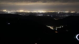 Dieses Bild zeigt eine Webcam-Aufnahme vom Achertal, aufgenommen am Samstag, den 18.04.2026 um 23:30 Uhr. Die Temperatur betrug 11.8°C.