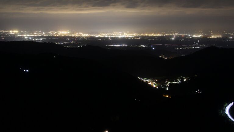 Dieses Bild zeigt eine Webcam-Aufnahme vom Achertal, aufgenommen am Samstag, den 18.04.2026 um 23:30 Uhr. Die Temperatur betrug 11.8°C.