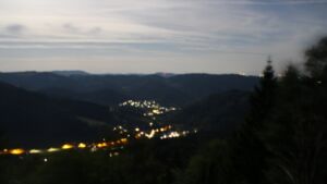 Dieses Bild zeigt eine Webcam-Aufnahme vom Achertal, aufgenommen am Donnerstag, den 27.08.2026 um 01:30 Uhr. Die Temperatur betrug 22.2°C.