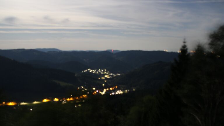Dieses Bild zeigt eine Webcam-Aufnahme vom Achertal, aufgenommen am Donnerstag, den 27.08.2026 um 01:30 Uhr. Die Temperatur betrug 22.2°C.