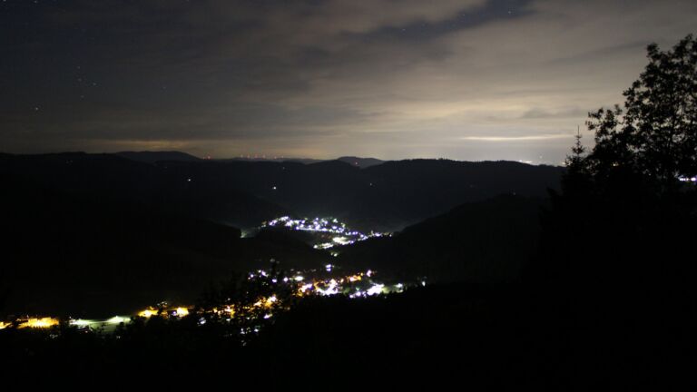 Dieses Bild zeigt eine Webcam-Aufnahme vom Achertal, aufgenommen am Samstag, den 16.05.2026 um 01:00 Uhr. Die Temperatur betrug 3.9°C.
