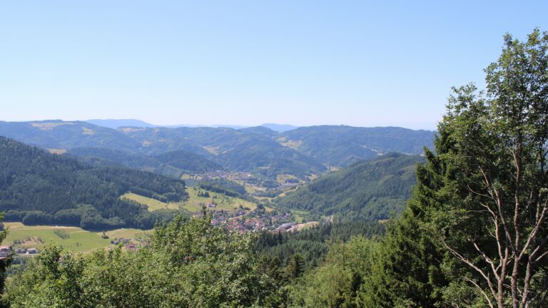 Dieses Bild zeigt eine Webcam-Aufnahme vom Achertal, aufgenommen am Freitag, den 10.07.2026 um 13:00 Uhr. Die Temperatur betrug 26.8°C.