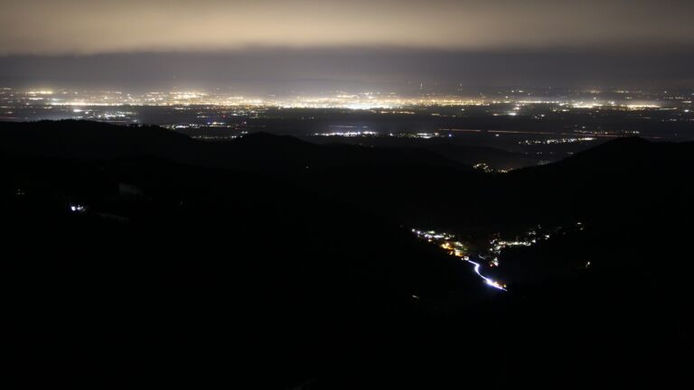 Dieses Bild zeigt eine Webcam-Aufnahme vom Achertal, aufgenommen am Samstag, den 17.01.2026 um 01:00 Uhr. Die Temperatur betrug 5.9°C.