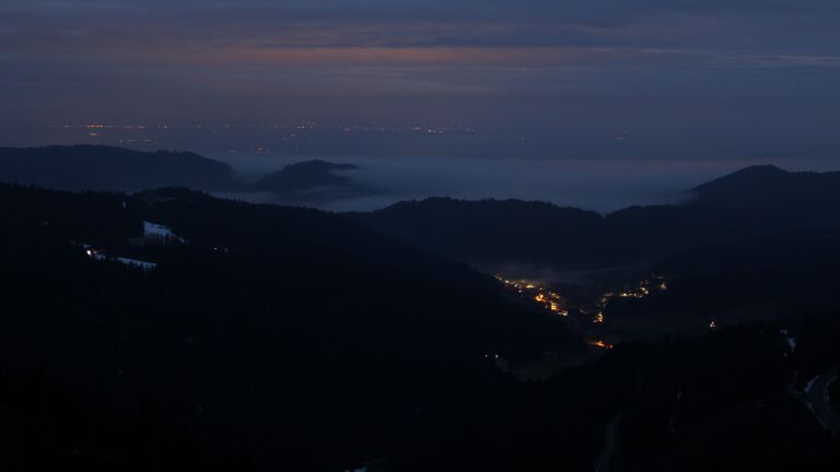 Dieses Bild zeigt eine Webcam-Aufnahme vom Achertal, aufgenommen am Sonntag, den 01.02.2026 um 07:10 Uhr. Die Temperatur betrug 2.5°C.