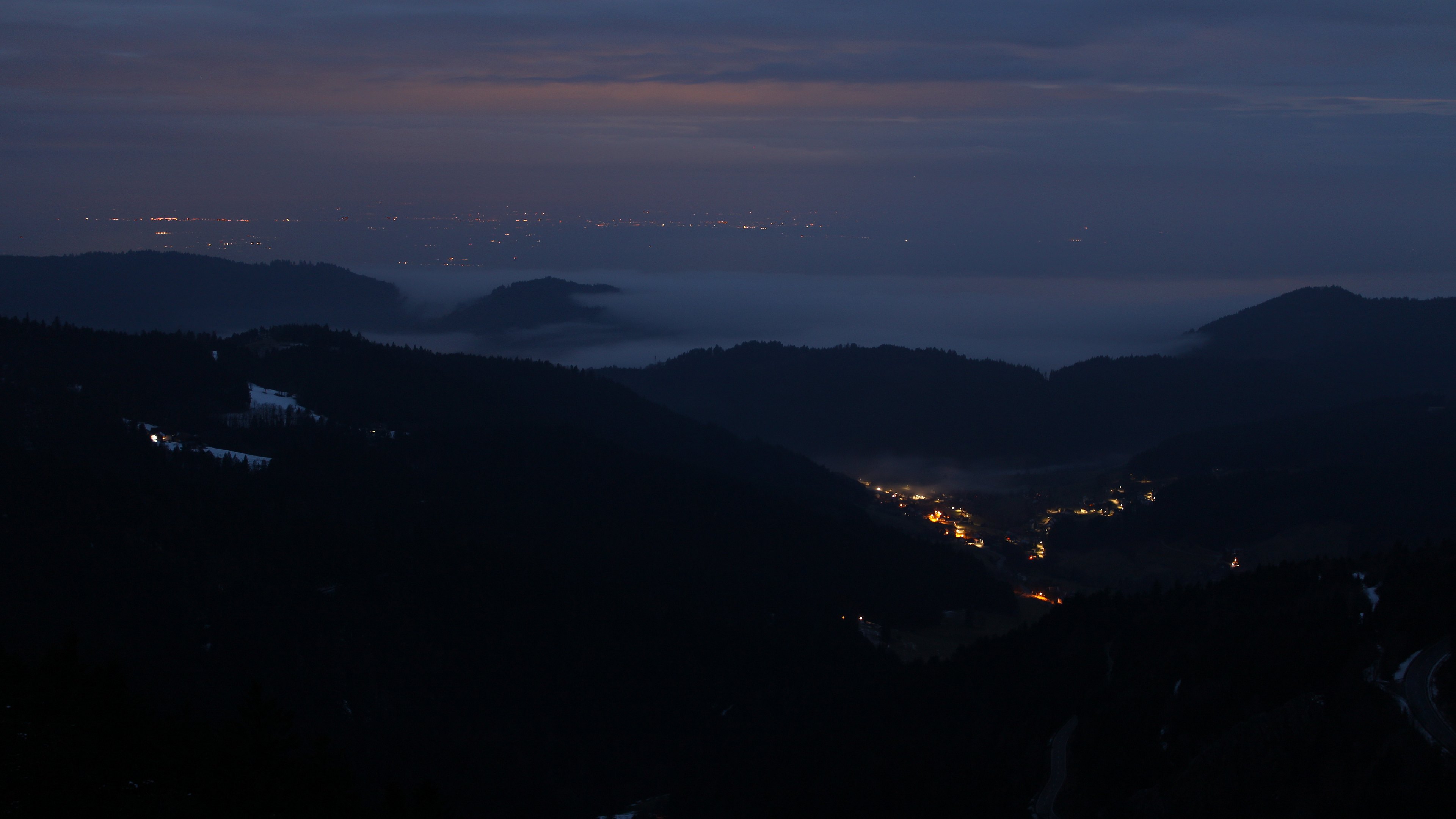 Dieses Bild zeigt eine Webcam-Aufnahme vom Achertal, aufgenommen am Sonntag, den 01.02.2026 um 07:10 Uhr. Die Temperatur betrug 2.5°C.